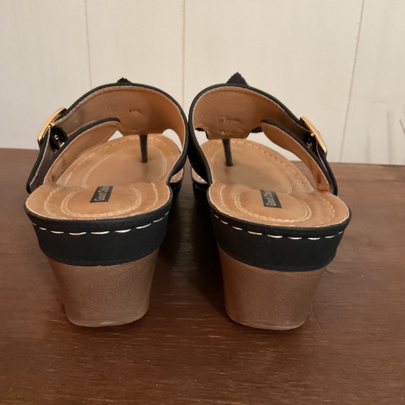 GOOD CHOICE BLACK SANDALS WITH BIG FLOWER WORN 1 TIME - Picture 3 of 5